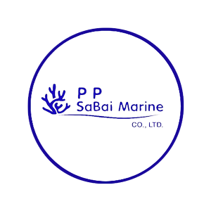 โลโก้บริษัท SaBai Marine ลายปะการังสีน้ำเงินและข้อความบนพื้นสีขาว