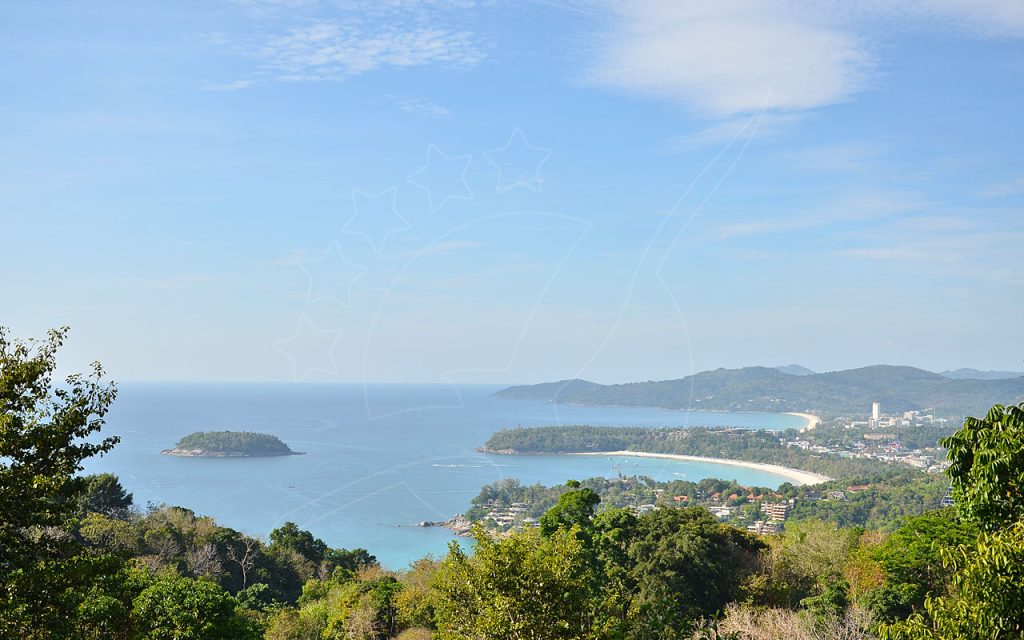 Vista panorâmica do alto sobre baías turquesa, praias curvas de areia, promontórios florestados e uma pequena ilha