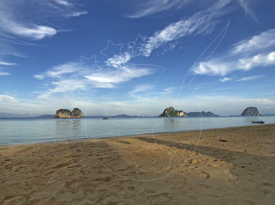 Mar calmo e praia de areia deserta com ilhotas cársicas no horizonte sob um céu azul riscado de nuvens