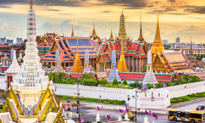 Pináculos dourados e telhados ornamentados do Grande Palácio e do Wat Phra Kaew, em Bangkok, ao pôr do sol