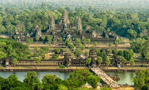 Vista aérea do complexo de Angkor Wat com torres de pedra, fosso e passadiço rodeados de selva densa