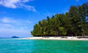 Pequena ilha tropical com árvores verdes densas, praia de areia branca e mar turquesa sob céu azul limpo