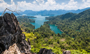 Vista panorâmica sobre albufeira turquesa com ilhas de karst calcário e selva densa, Khao Sok, Tailândia