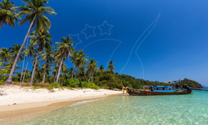 Praia tropical com coqueiros, areia branca e barcos longtail atracados em águas turquesa cristalinas sob céu azul