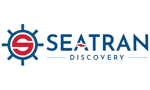 Logótipo da SeaTran Discovery com roda de leme e emblema de veleiro vermelho e texto azul-marinho