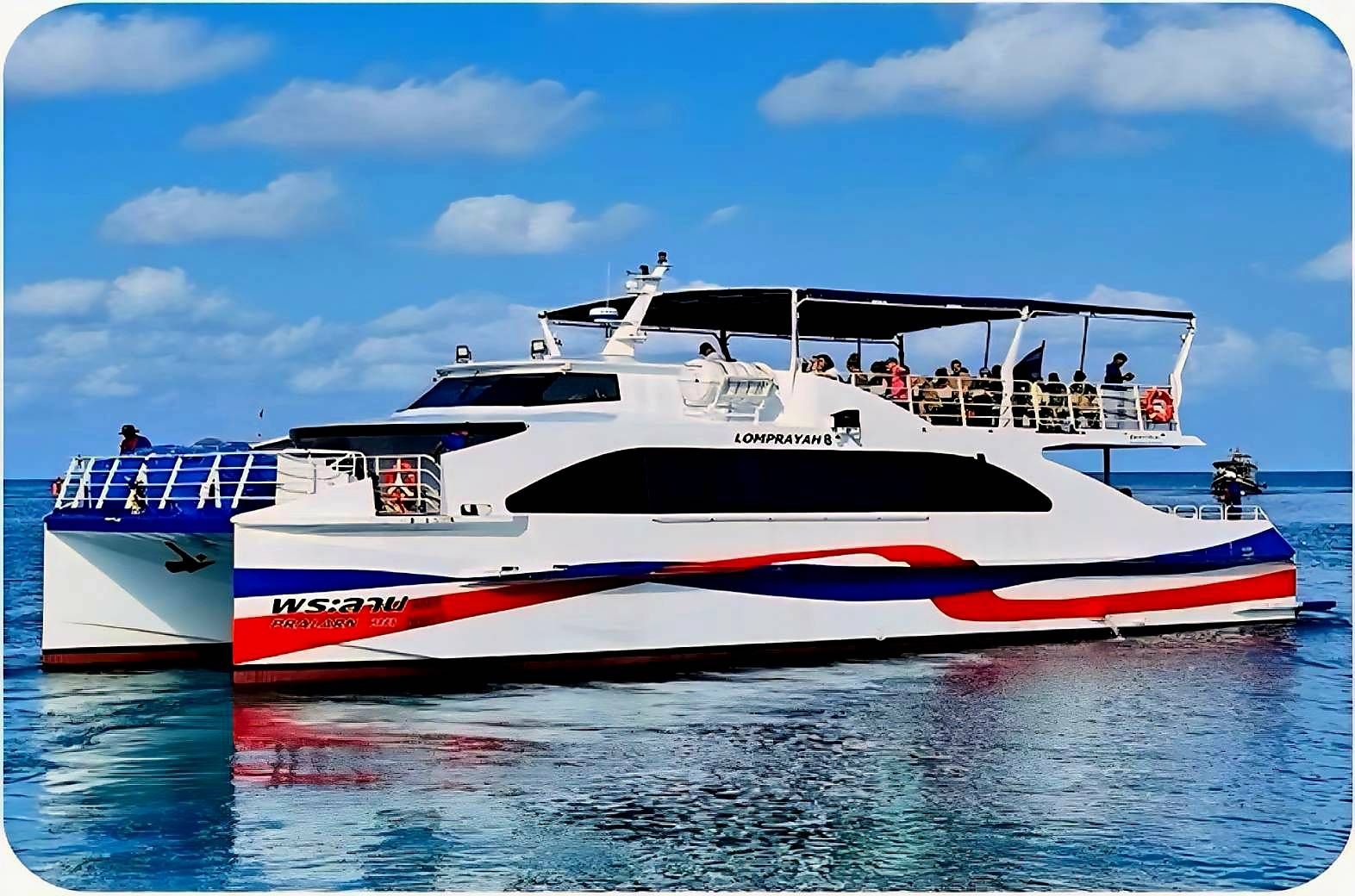 Catamarã rápido Lomprayah com passageiros no convés superior aberto a navegar em mar turquesa sob céu azul