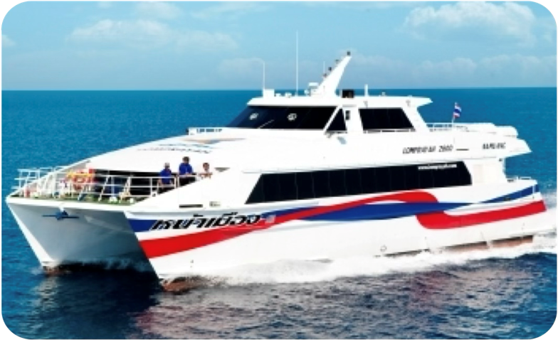 Ferry catamarã rápido branco com faixas vermelhas e azuis no casco a navegar em mar azul calmo, passageiros no convés da proa