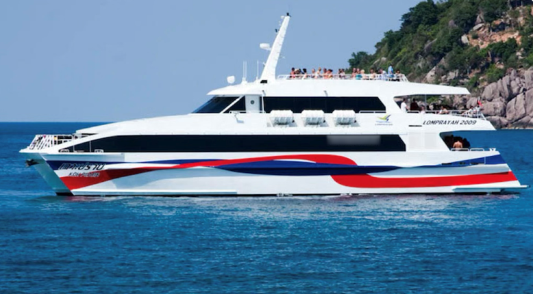 Ferry catamarã rápido branco com faixas vermelhas e azuis no casco a passar por uma ilha rochosa e verde em mar azul