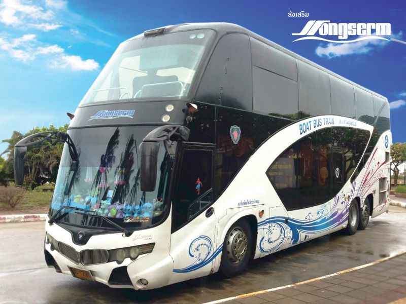 Autocarro Songserm branco de dois pisos com grafismos de ondas azuis e o texto "Boat Bus Train" estacionado no asfalto sob céu azul
